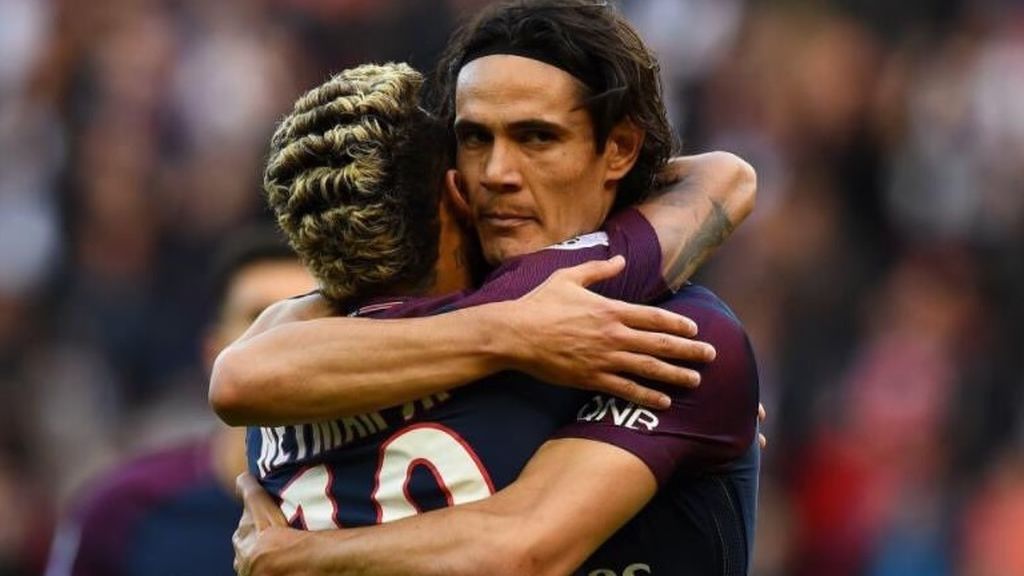 Neymar y Cavani firman la paz con un abrazo tras un gol de penalti del brasileño