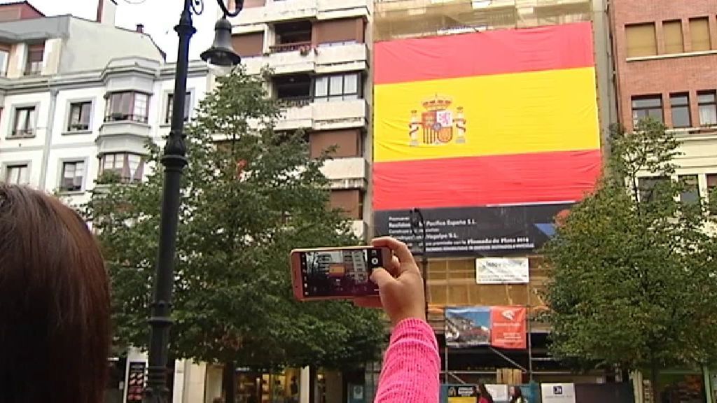 Instalan una bandera de España gigante en el centro de Gijón