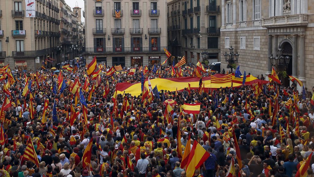 5.000 personas se manifiestan en la Plaza Sant Jaume a favor de la unidad de España