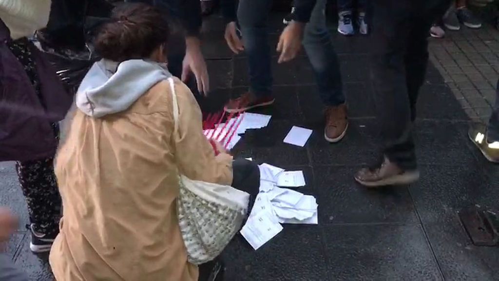 Urnas y papeletas por los suelos en la Escuela Industrial de Barcelona