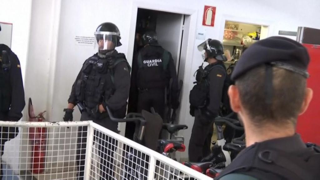 Referéndum 1-O: La Guardia Civil entra con mucha dificultad  en el colegio en el que iba a votar Puigdemont