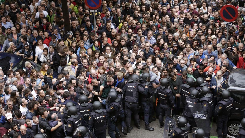 Tensión y forcejeos a la entrada del instituto Ramón Llul de Barcelona