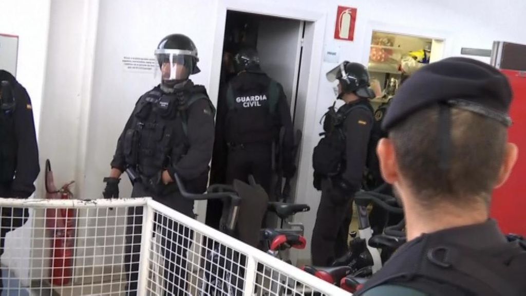 Referéndum 1-O: La Guardia Civil entra con mucha dificultad  en el colegio en el que iba a votar Puigdemont