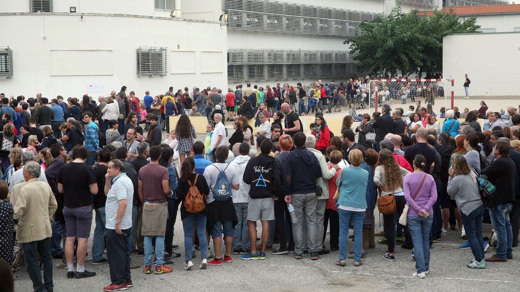 Largas colas para votar en uno de los colegios electorales