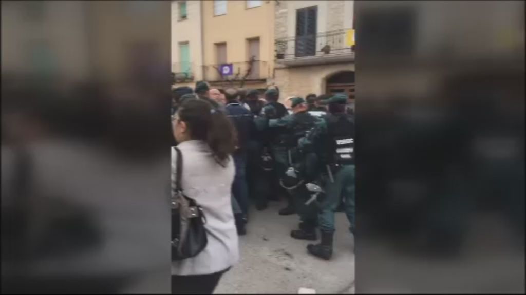 La Policía Nacional dispersa a la multitud con disparos al aire de pelotas de goma en Lleida