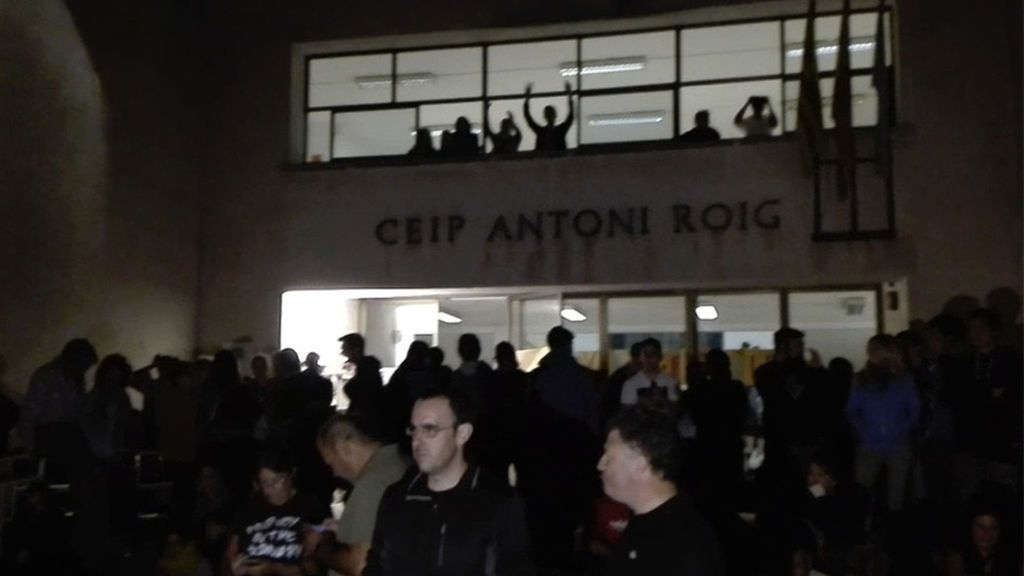 Más de 300 personas esperan para votar desde la madrugada  en el CEIP Antoni Roig de Torredembarra