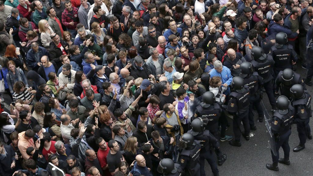 Antidisturbios forman un cordón de seguridad en los alrededores del colegio Ramón Llull de Barcelona