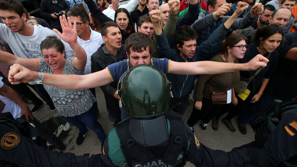 Un hombre se enfrenta a un oficial de la Guardia Civil