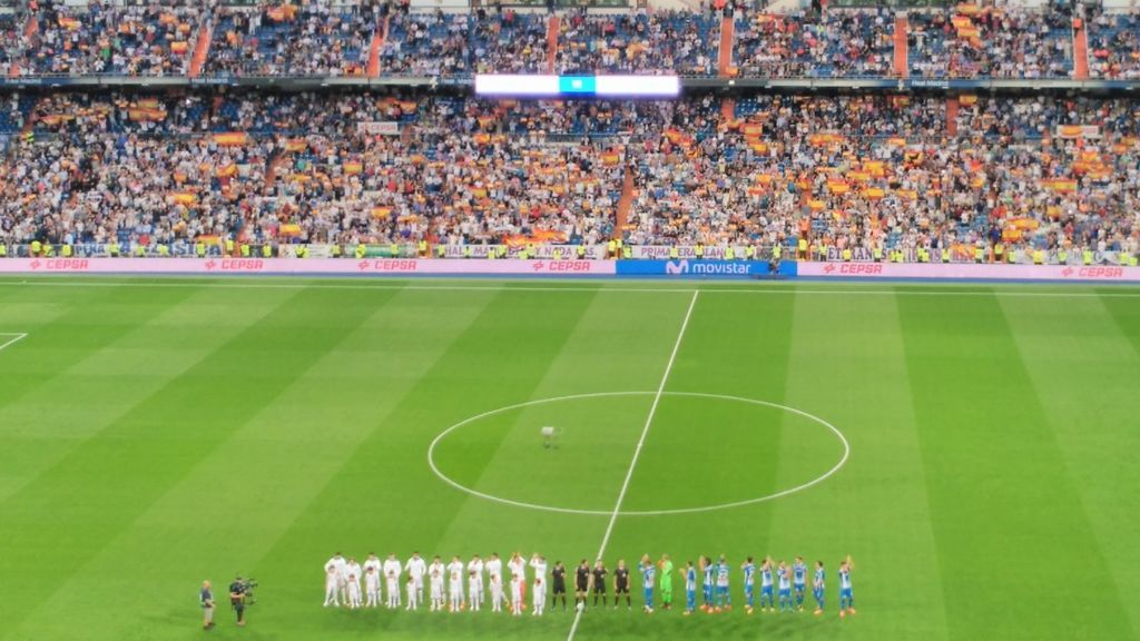 El Bernabéu se llena de banderas de España tras el Referéndum catalán El Bernabéu se llena de banderas de España tras el Referéndum catalán