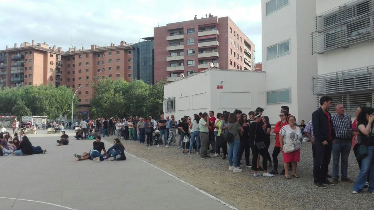 Largas colas en el principal colegio de Tarragona para votar en el referéndum