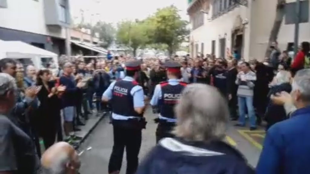 Flores y aplausos para los Mossos en los puntos de votación