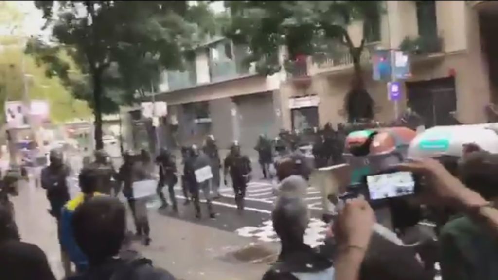 Así impacta una pelota de goma en el rostro de un hombre durante una carga policial en Barcelona