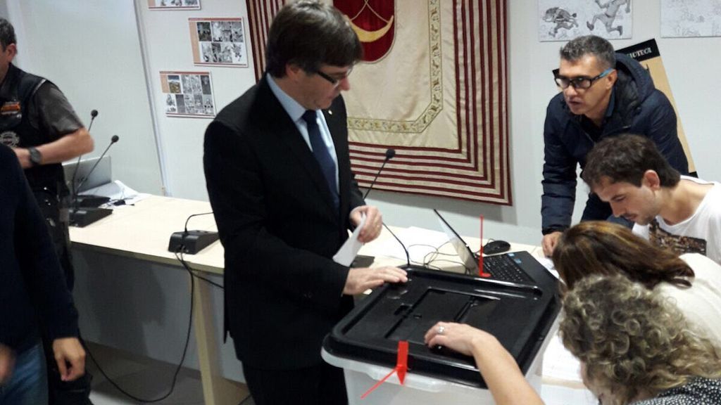 Referéndum 1-O: Puigdemont vota en Cornellà de Terri