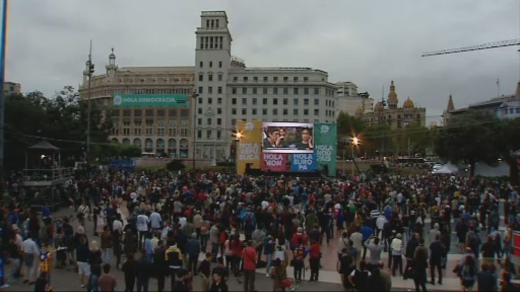 Miles de personas se concentran en Plaza Cataluña para celebrar el éxito del referéndum