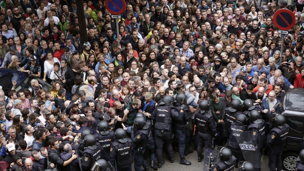Tensión y forcejeos a la entrada del instituto Ramón Llul de Barcelona