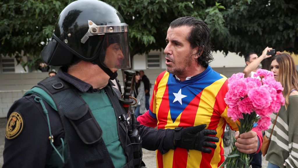 Estelas y claveles a las afueras de los colegios