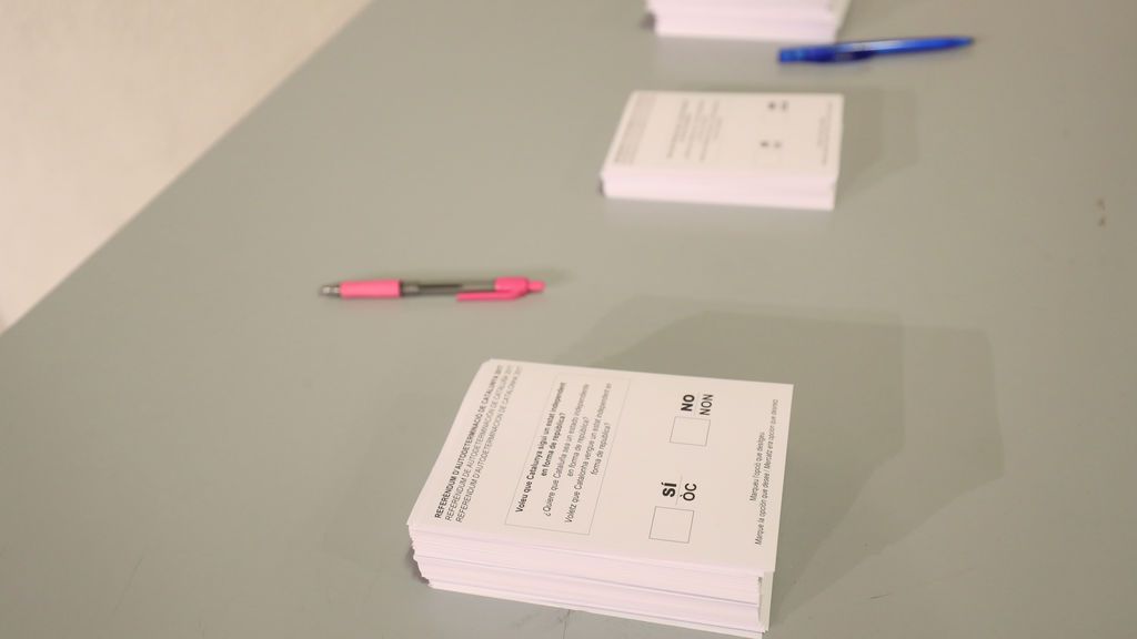 Papeletas en una mesa en Badalona