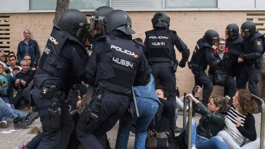 La Policía Nacional forcejea con los ciudadanos en un ambulatorio de Lérida