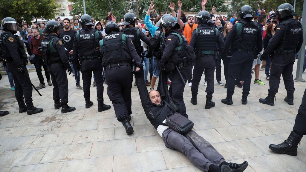 Un hombre es arrastrado por la Guardia Civil en Sant Julia de Ramis