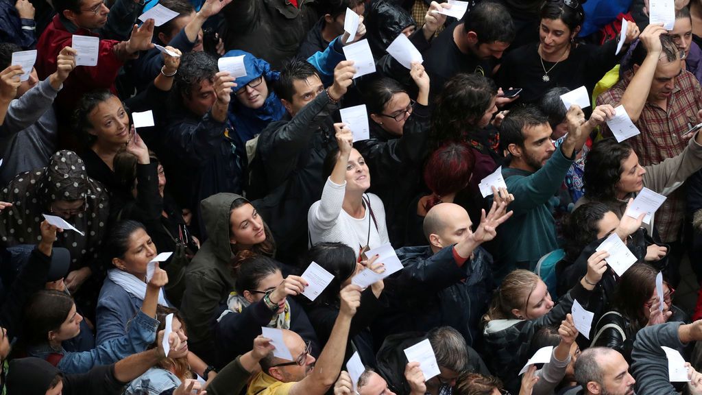 Votantes sostienen papeletas
