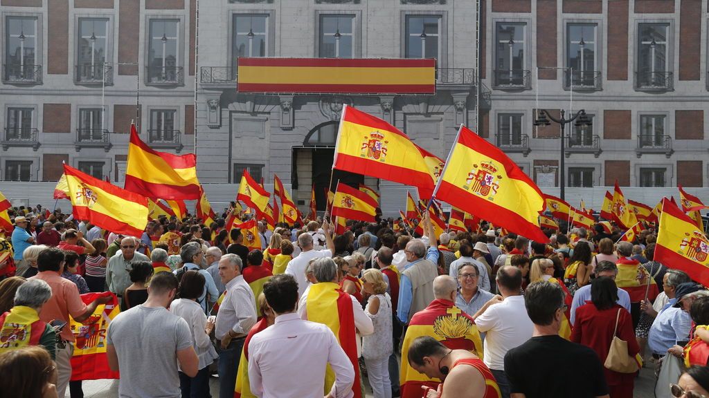 Centenares de personas se concentran en la Puerta del Sol por la unidad de España