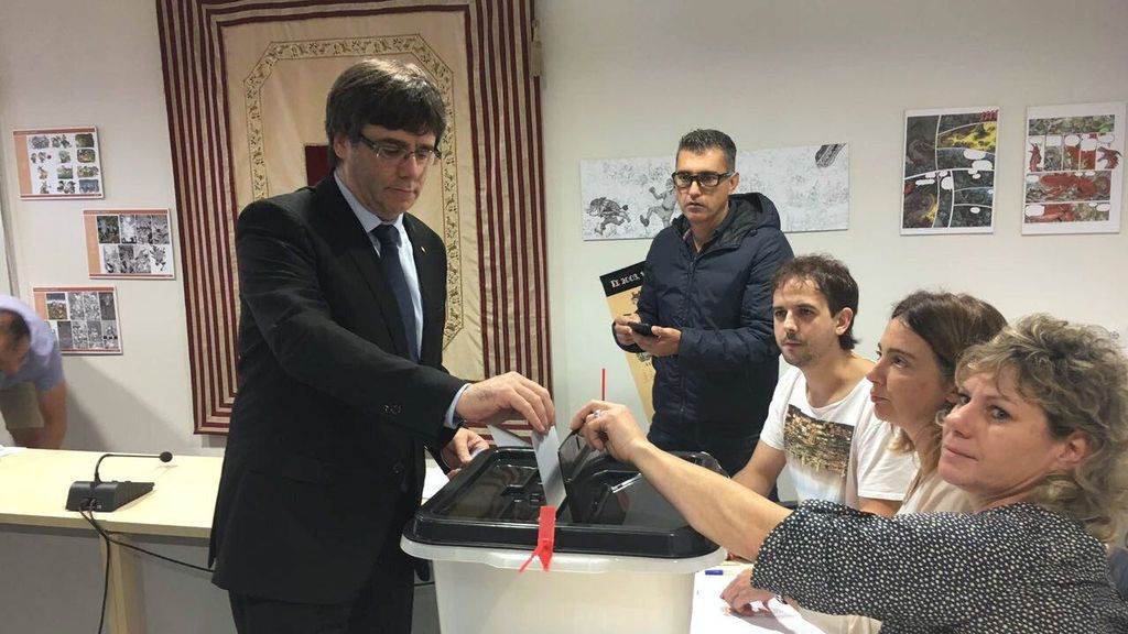 Puigdemont acude a votar a un centro de votación en Cornellá de Terri