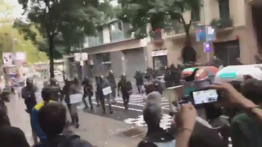 Así impacta una pelota de goma en el rostro de un hombre durante una carga policial en Barcelona