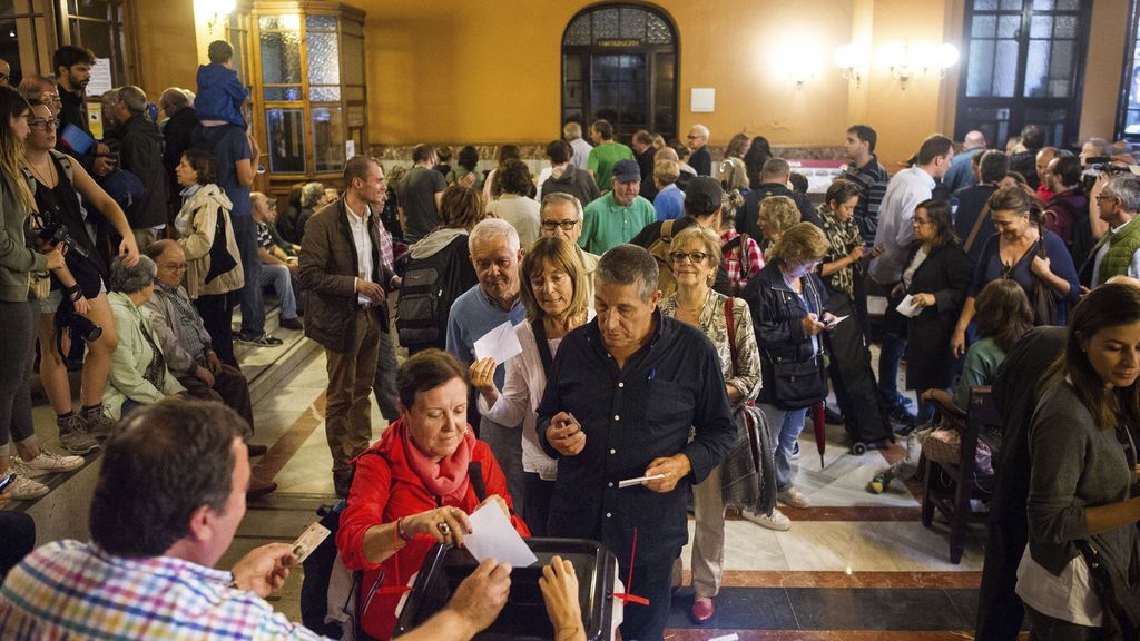 Gente votando en el Instituto Escola Industrial de Sabadell
