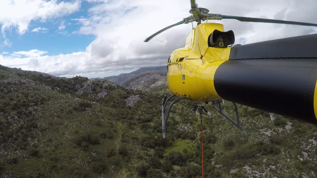 ¡Tensos momentos!: El helicóptero del equipo sube una tonelada de carga a la montaña
