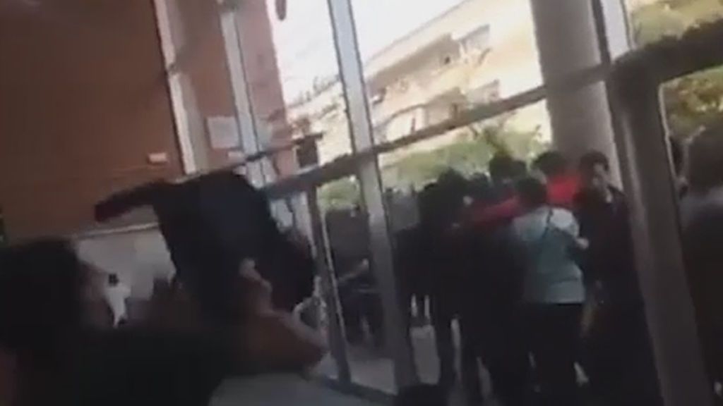 Lanzan una silla a un Guardia Civil que queda tendido en el suelo