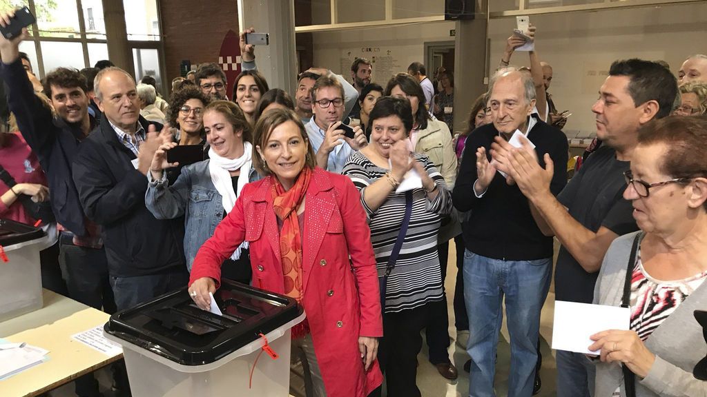Carme Forcadell votando finalmente en el colegio Joanot Alisanda de Sabadell
