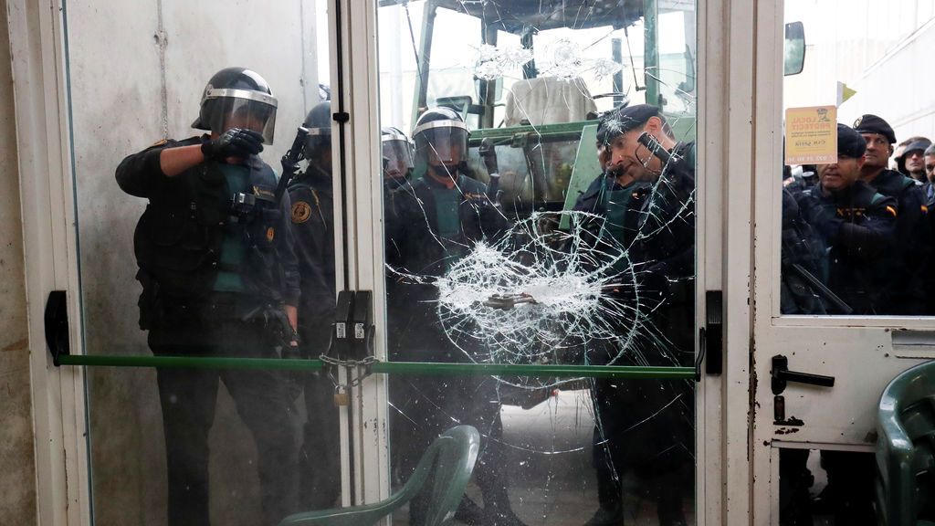 La Guardia Civil rompe la puerta del colegio donde se suponía que votaría Puigdemont