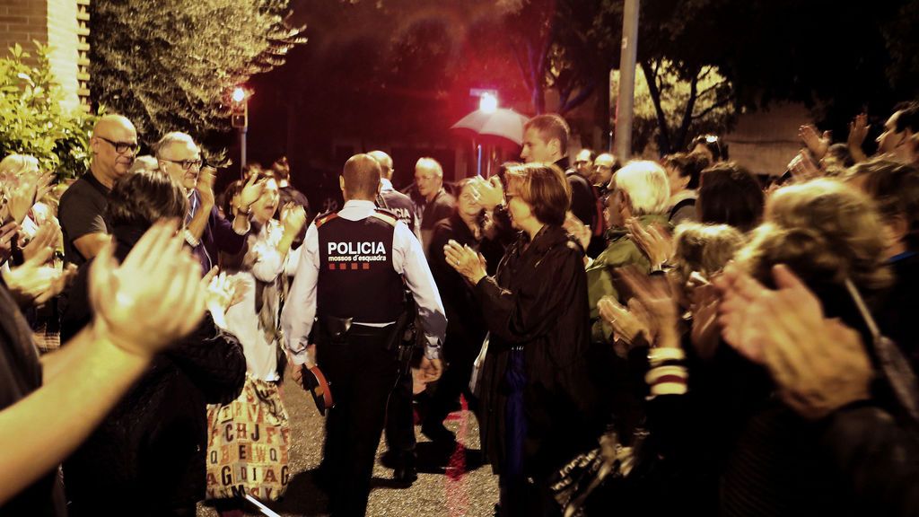 Referéndum 1-0:  Los Mossos vitoreados y aplaudidos en Vic al no cerrar un colegio