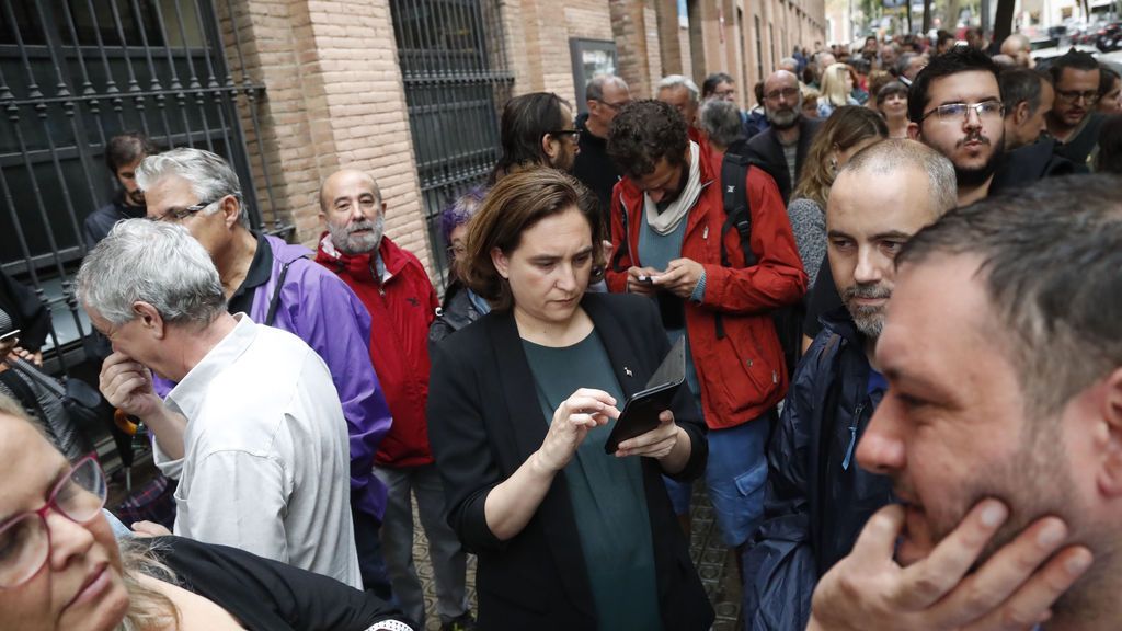 Ada Colau en la cola para votar