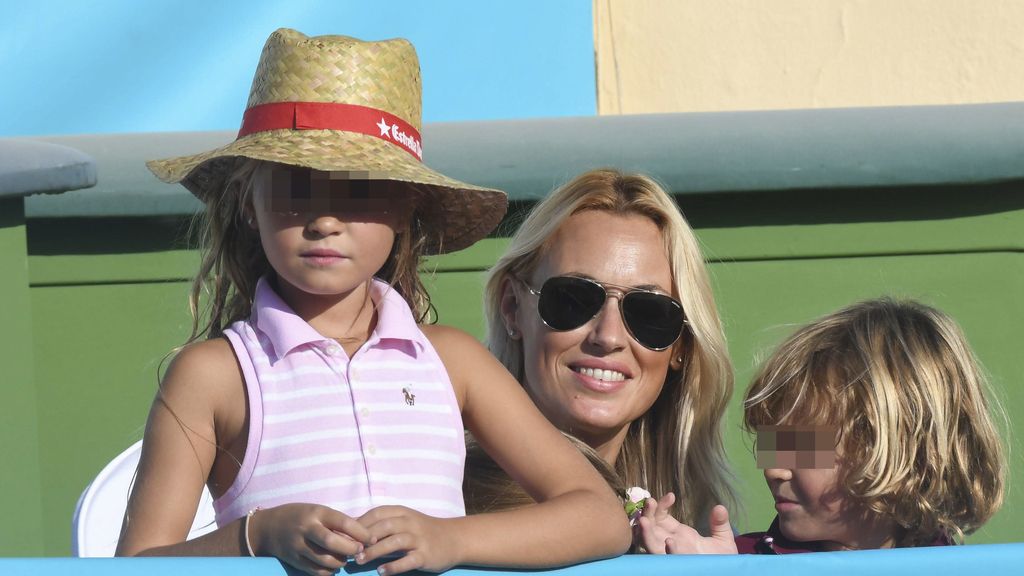 Al tenis se va en familia: Carolina Cerezuela, con Daniela, Carla y Carlos, emocionados por ver a ‘papá Moyá’