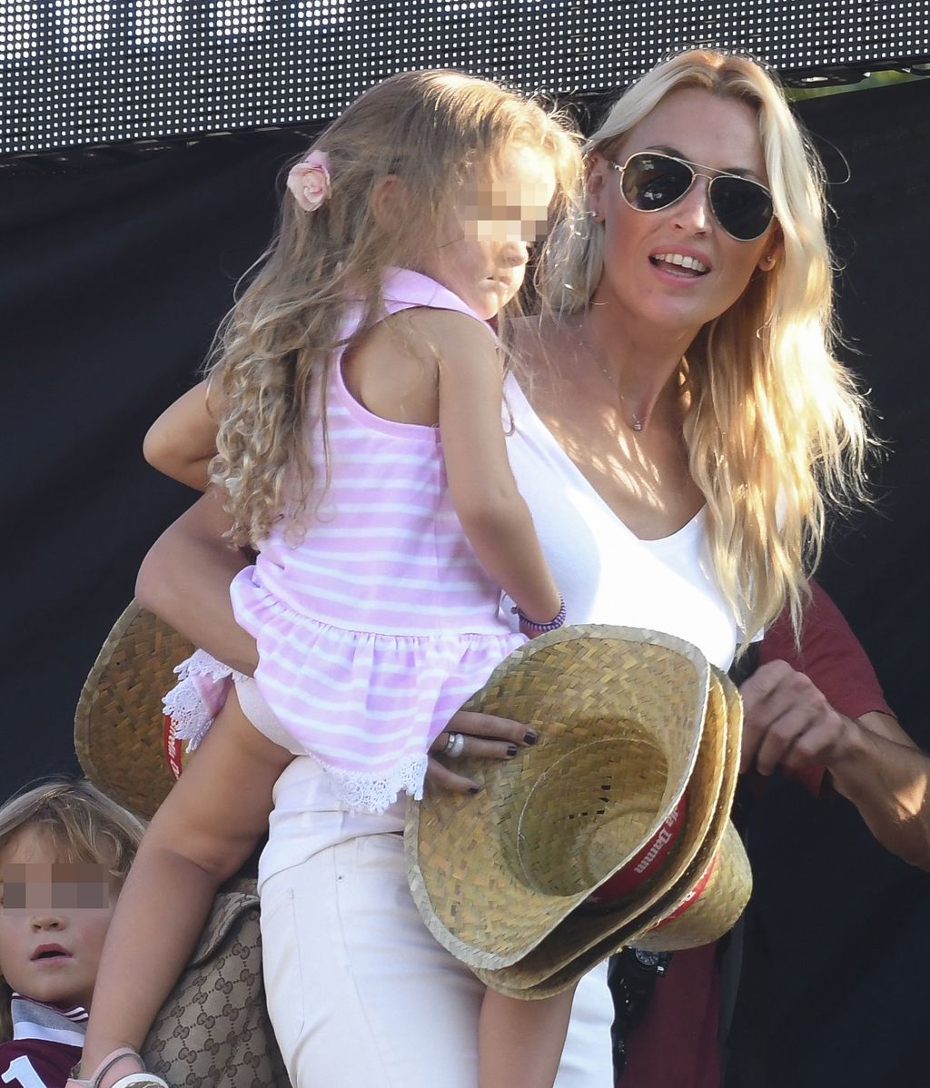 Al tenis se va en familia: Carolina Cerezuela, con Daniela, Carla y Carlos, emocionados por ver a ‘papá Moyá’