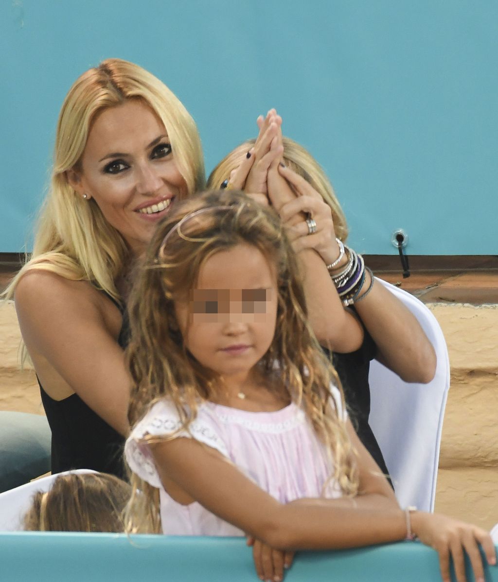 Al tenis se va en familia: Carolina Cerezuela, con Daniela, Carla y Carlos, emocionados por ver a ‘papá Moyá’