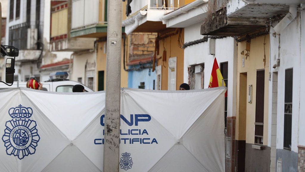 Buscan los restos de la mujer embarazada y su hija desaparecidas en Sevilla bajo una masa de hormigón de un edificio