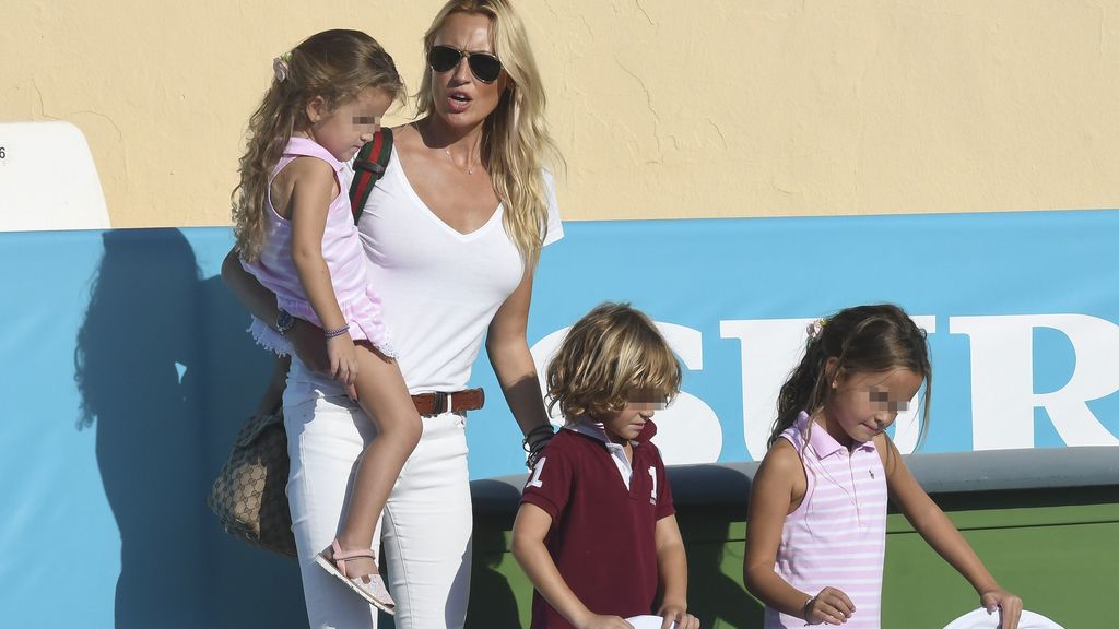 Al tenis se va en familia: Carolina Cerezuela, con Daniela, Carla y Carlos, emocionados por ver a ‘papá Moyá’