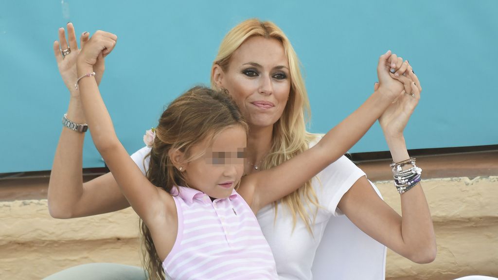 Al tenis se va en familia: Carolina Cerezuela, con Daniela, Carla y Carlos, emocionados por ver a ‘papá Moyá’