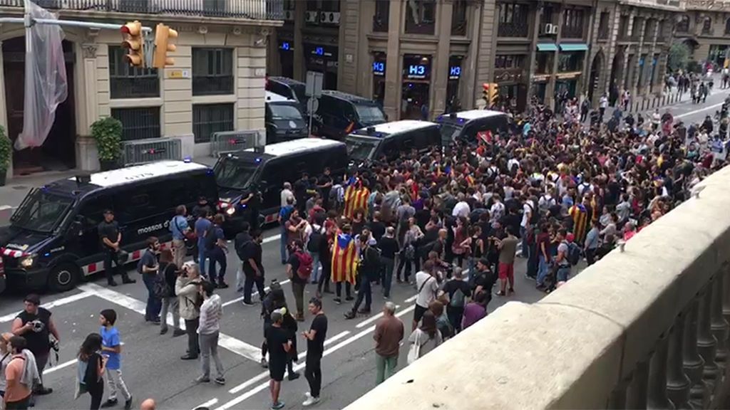 Multitudinaria protesta en la vía Laietana contra las acciones policiales en Cataluña