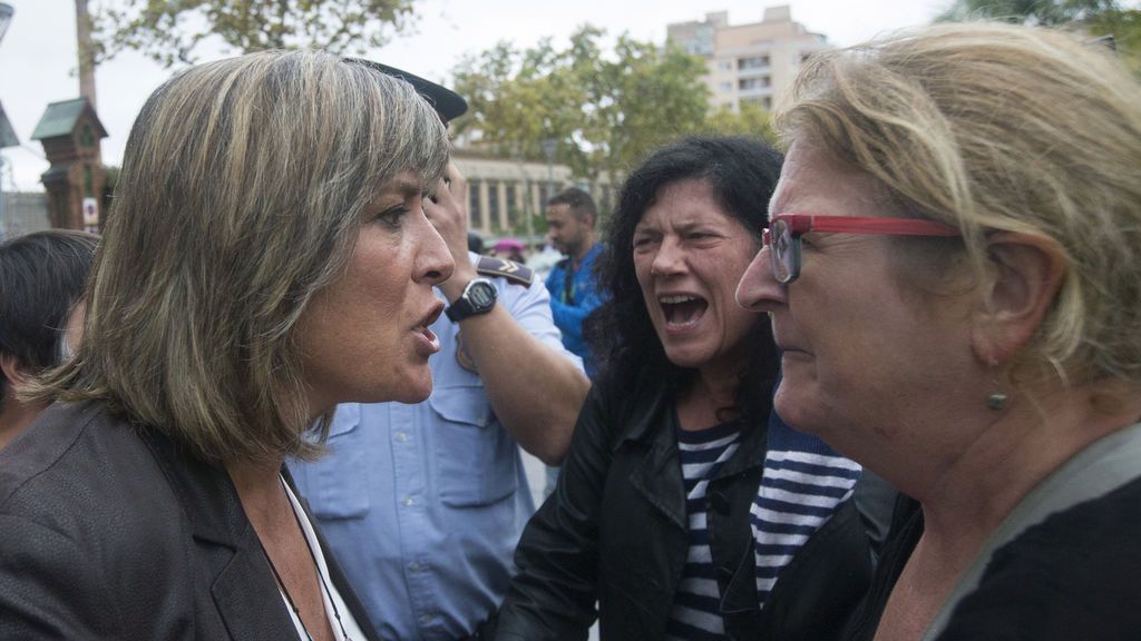 Nuria Marín, la  alcaldesa de Hospitalet , enfrentada a la Policía e insultada por los independentistas