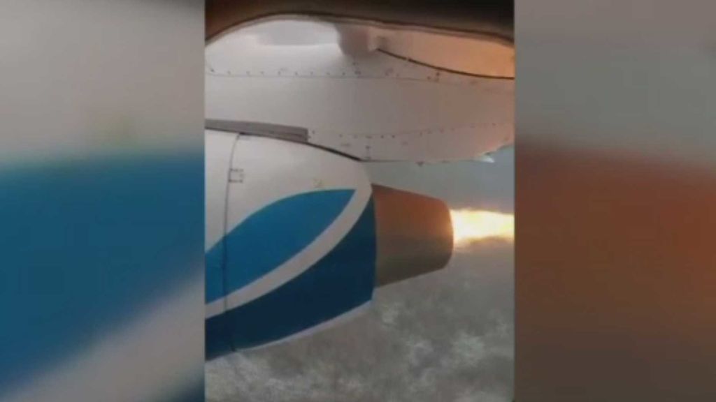 Un pasajero graba cómo su avión empieza a arder en pleno vuelo