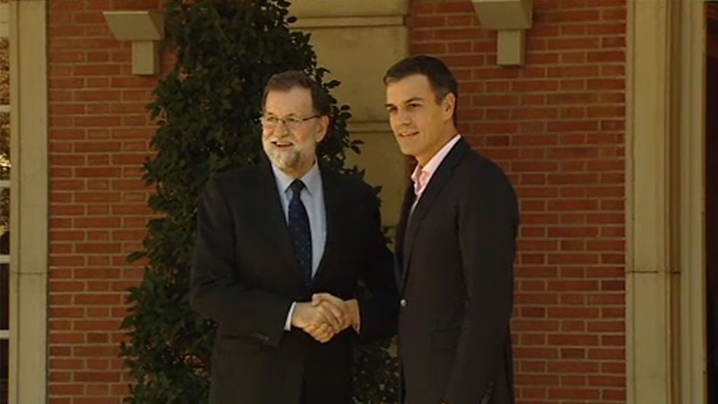 Mariano Rajoy y Pedro Sánchez, juntos en Moncloa para tratar la situación de Cataluña