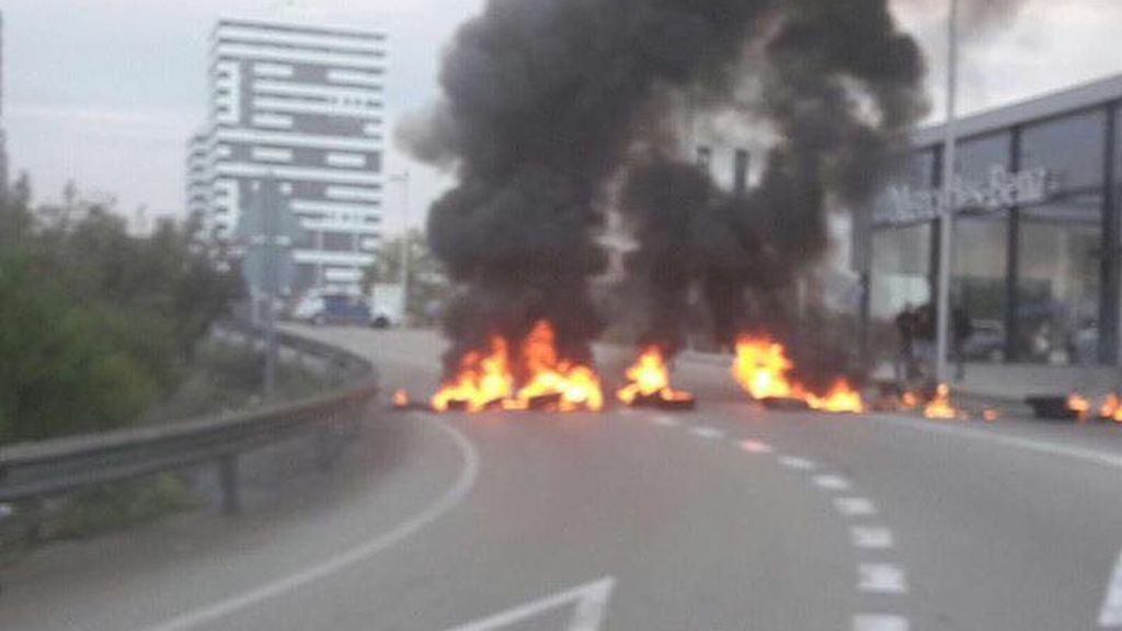 Piquetes cortan con neumáticos ardiendo algunos accesos a Tarragona