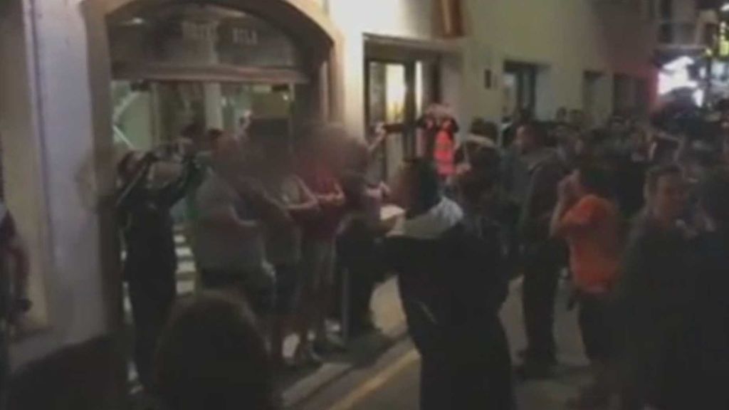 Echan a los guardias civiles de un hotel en Calella por la presión de los independentistas concentrados a sus puertas