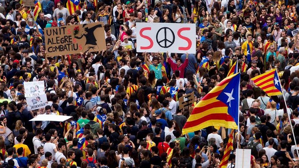 Los barceloneses toman la calle como protesta por las actuaciones policiales del 1-O