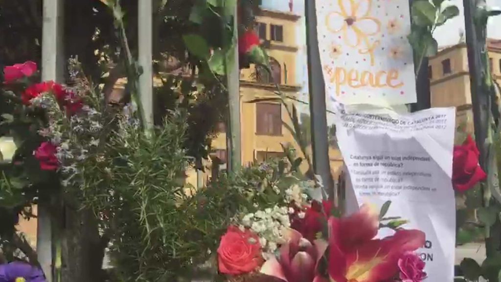 Flores, velas y carteles a las puertas del instituto Ramón Llull