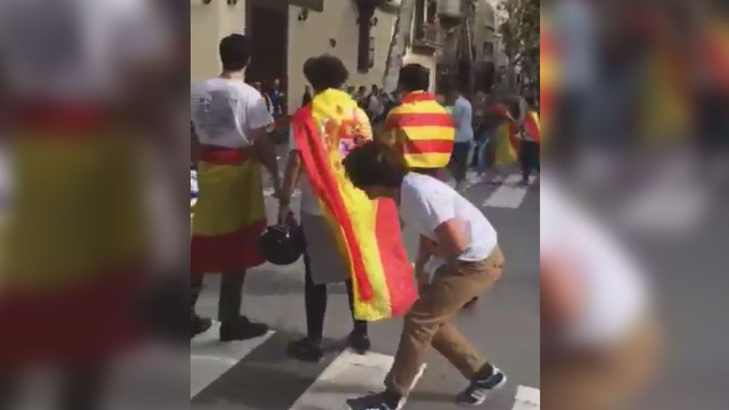 Enfrentamiento entre jóvenes con banderas de España e independentistas