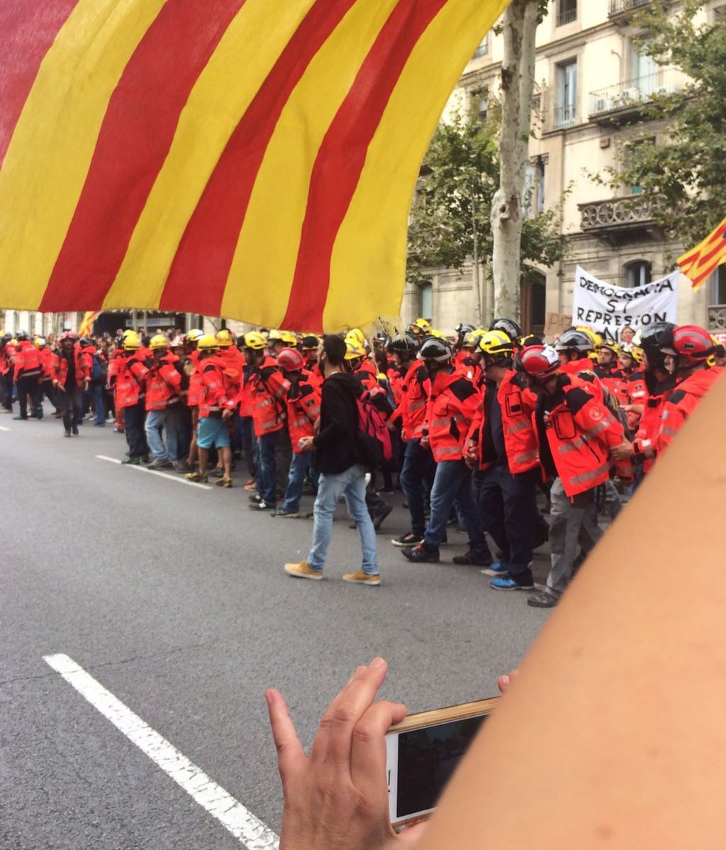 Los bomberos se unen a la manifestación de Barcelona  y hacen un largo cordón